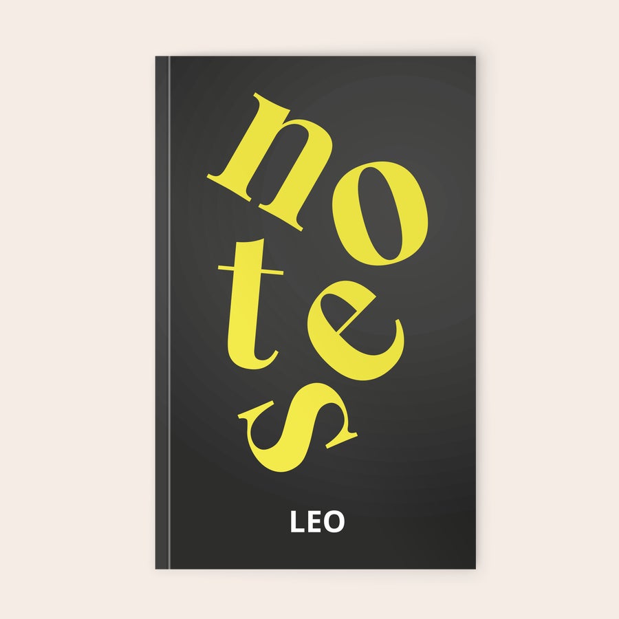 Caiet personalizat Notebook personalizat negru cu numele Leo și cuvântul notes tipărite, perfect pentru a personaliza un notebook cu cele mai frumoase fotografii.