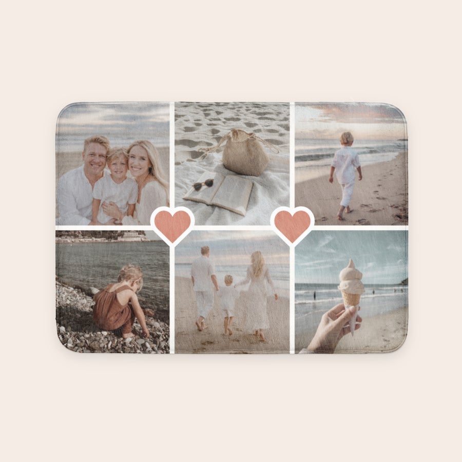 Personalisierte Badematte – 70 x 50 cm Personalisierte Badematte mit Fotocollage, gedruckt mit Familienfotos am Strand und zwei Herzmotiven.