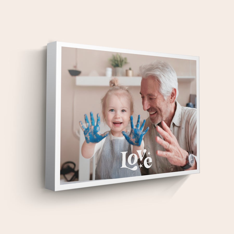 Foto auf Leinwand Leinwand von hochwertiger Qualität bedruckt mit einem lächelnden Kind und Großvater, Hände voller blauer Farbe, dazu das Wort Love
