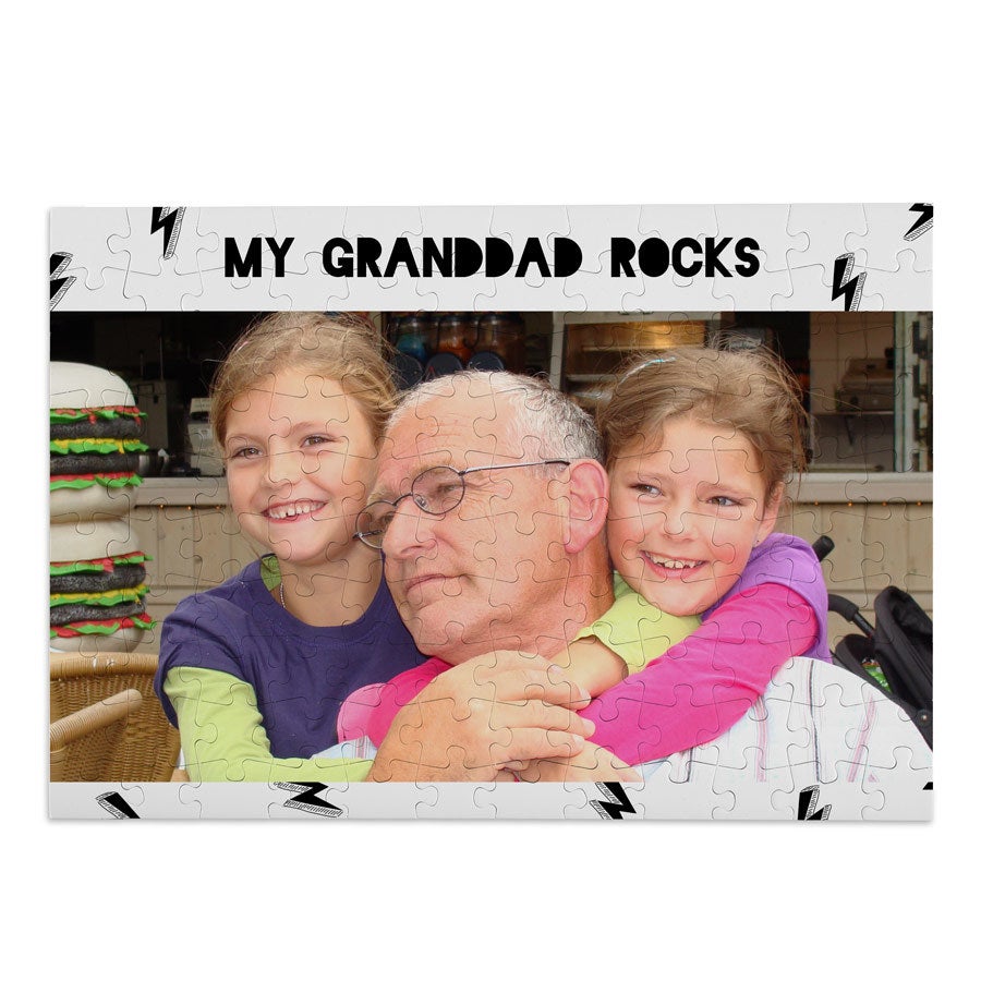 Puzzle per la festa del papà con foto stampata di nonno e nipoti e la scritta "MY GRANDDAD ROCKS"