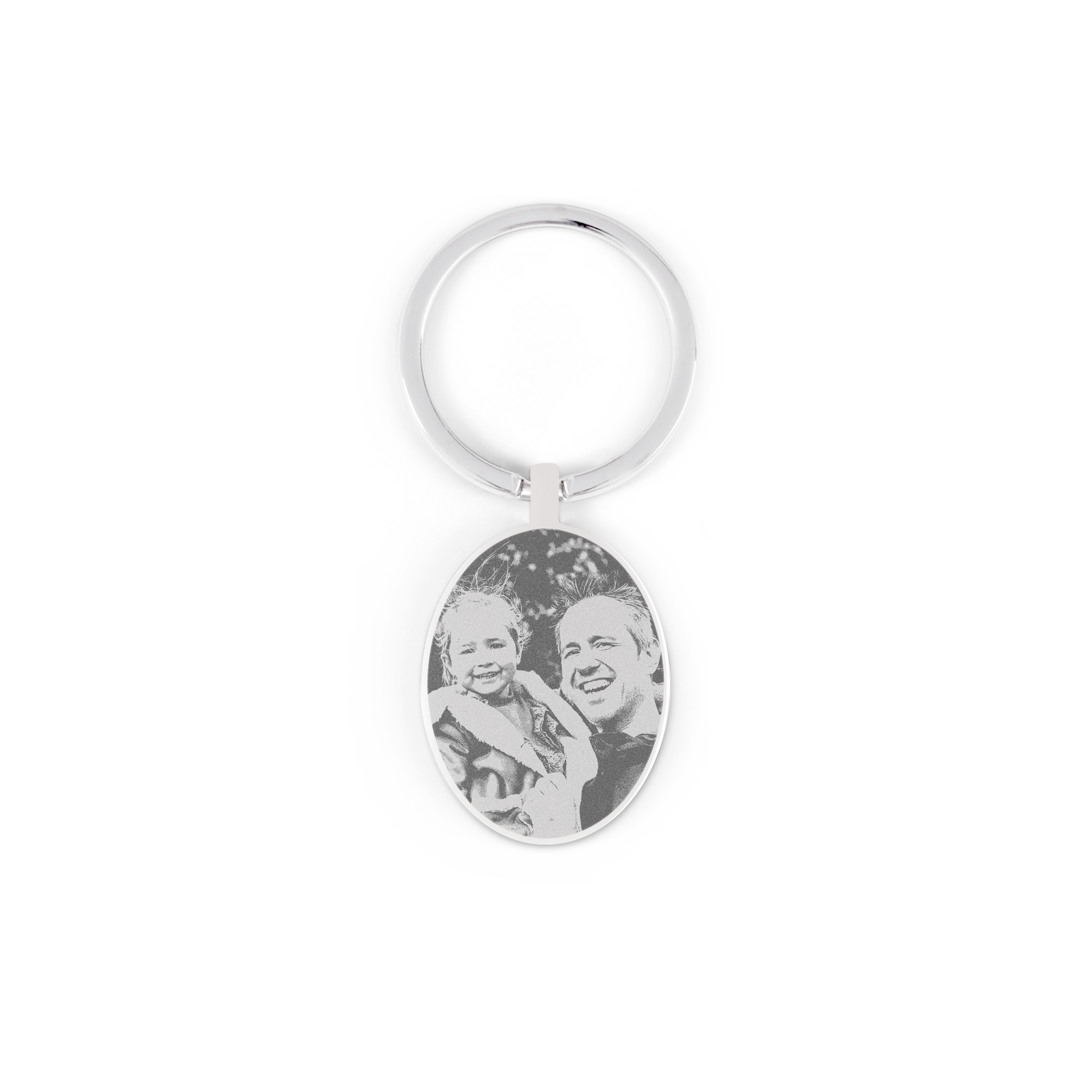 Llavero ovalado personalizado con grabado de una foto en blanco y negro de un hombre y una niña.