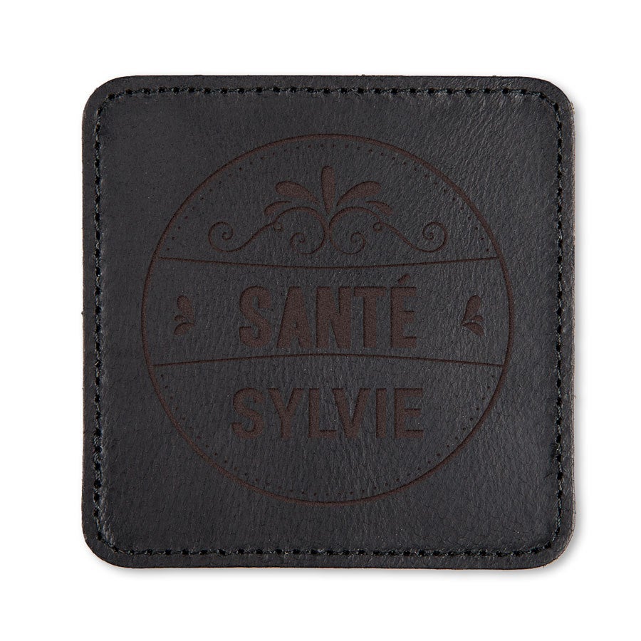 Dessous de verre en cuir noir gravé du texte Sante a Sylvie pour des surfaces parfaites