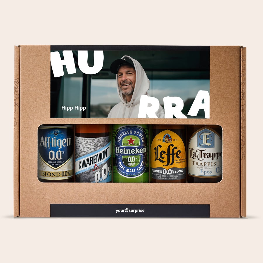 Personliga Öl presentset Presentationslåda med ett personligt alkoholfritt ölset, med ett foto av en leende man och texten "HURRA Hipp Hipp" tryckt i fullfärg.