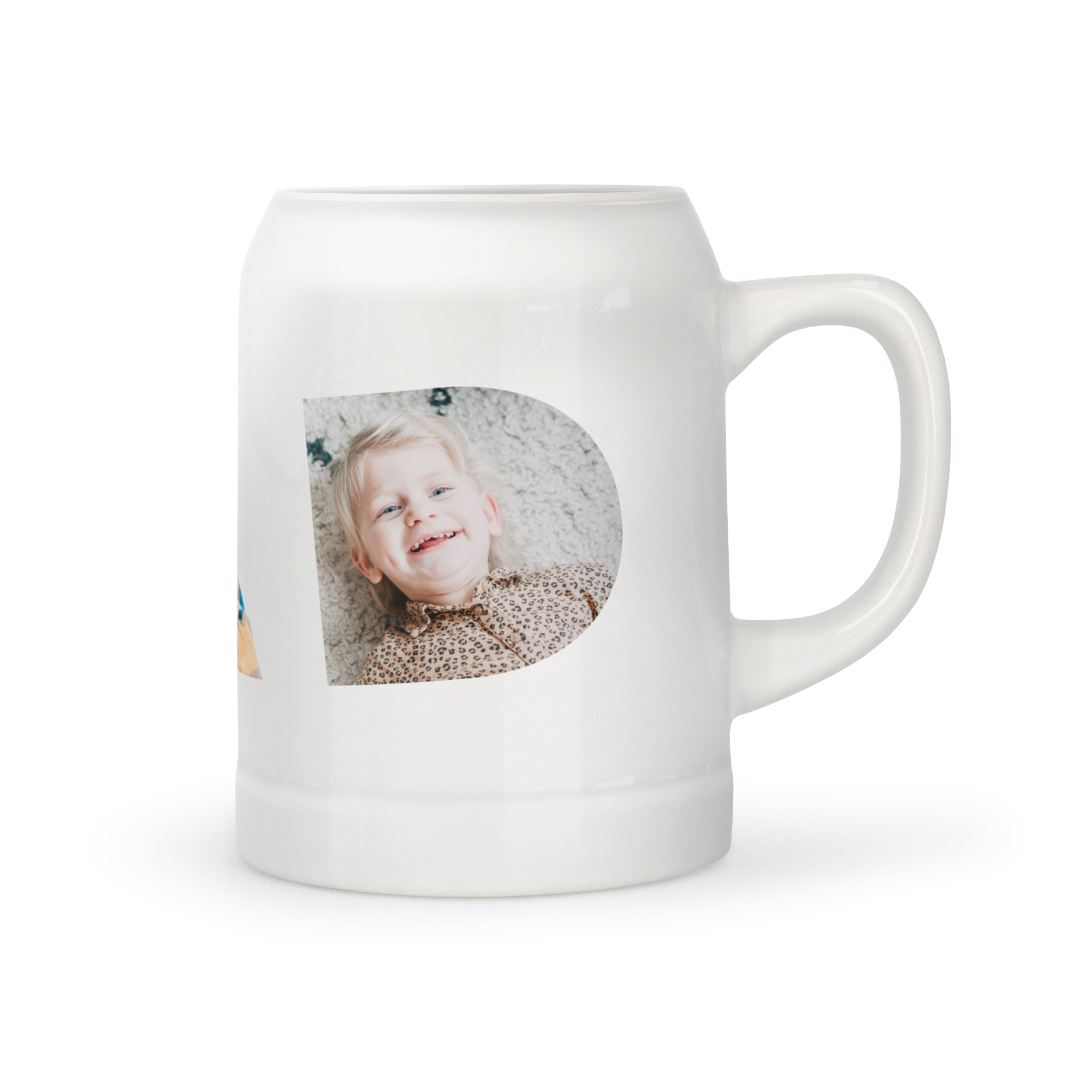 Jarra de cerveza blanca con foto de niña sonriendo impresa como regalo divertido y personalizado.