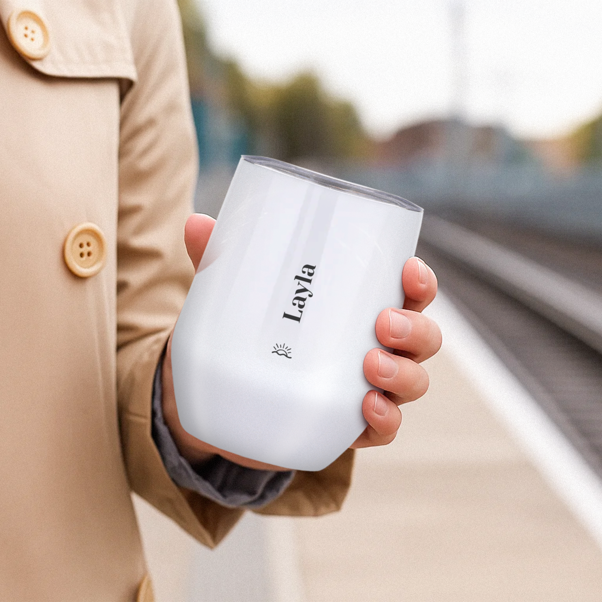 Mano che tiene una tazza da viaggio personalizzata bianca con nome Layla stampato, per un'esperienza rinfrescante.