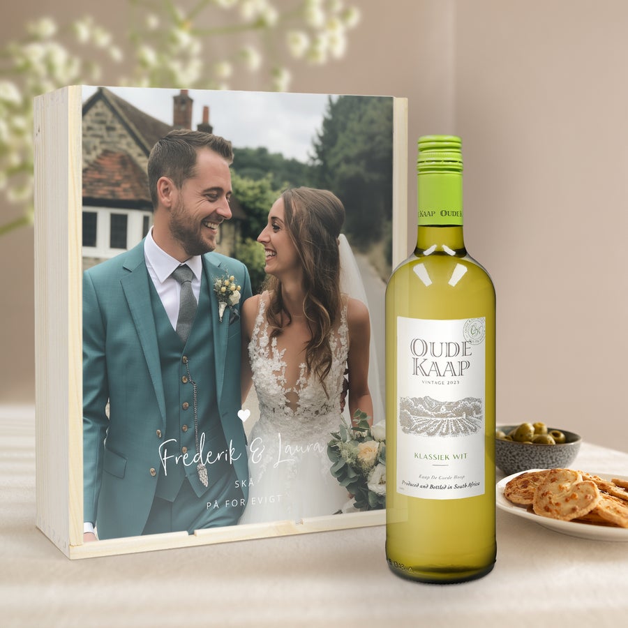 Vin Gavesæt med personlig etikette og trækasse - Oude Kaap (rød/hvid/rosé) Oude Kaap vinsæt i træetui med et trykt foto af et brudepar og teksten "Frederik & Laura SKÅL PÅ FOREVIGT".