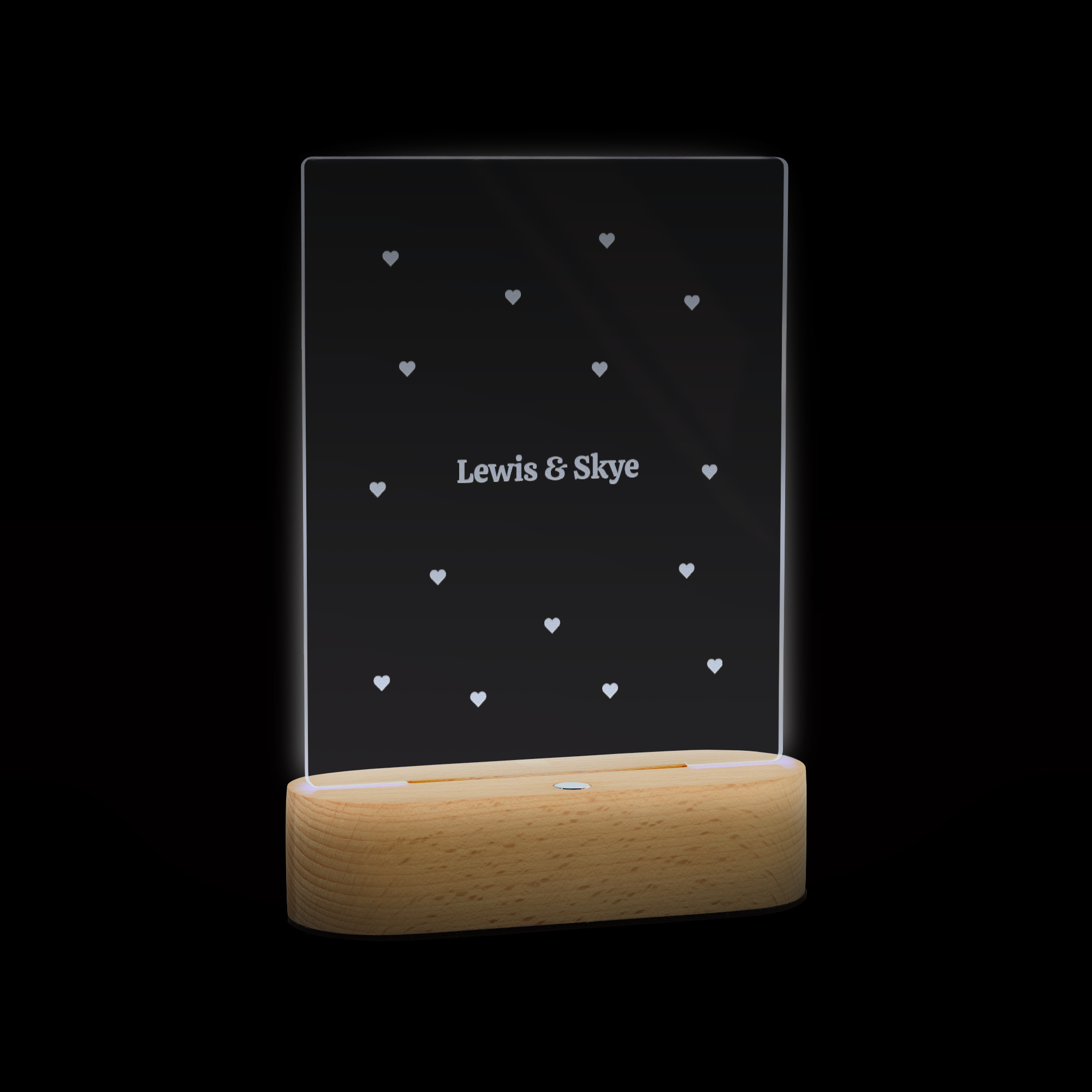Lumină LED personalizată cu inimioare, gravată cu numele Lewis & Skye, pe suport din lemn natur, pentru a străluci puțină lumină celor dragi.