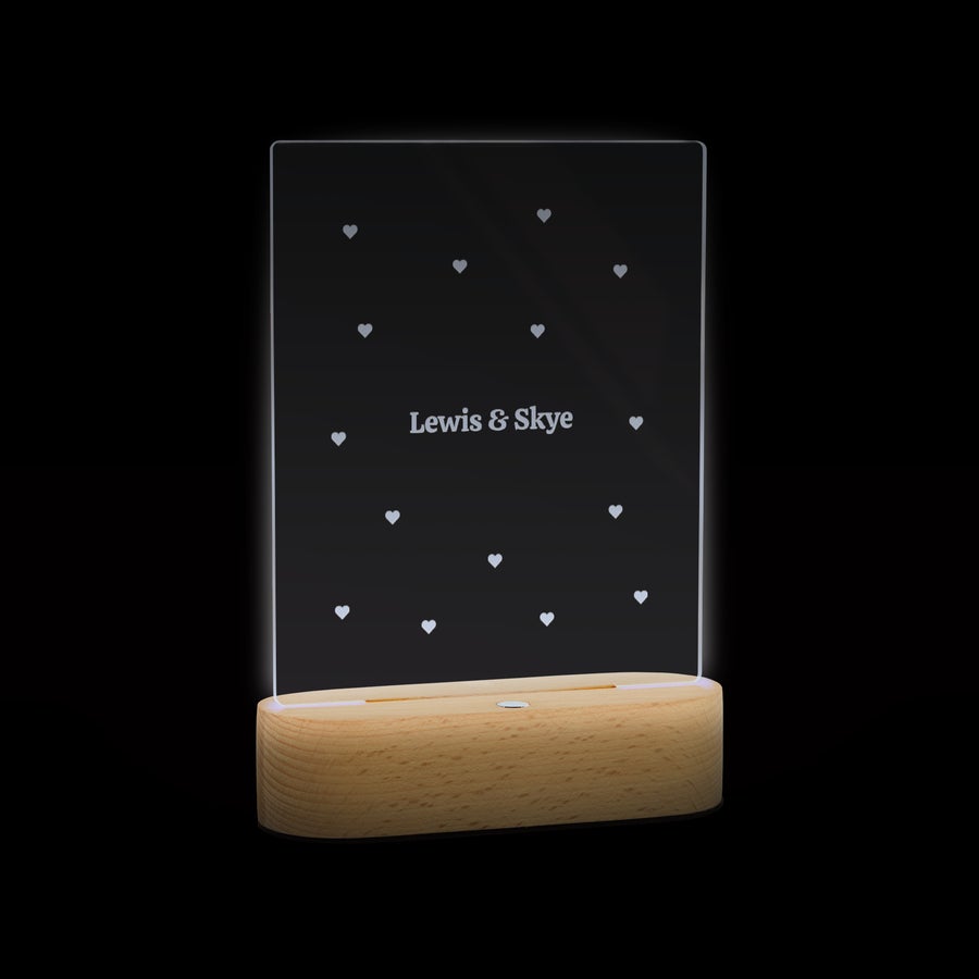 Lumină acrilică cu suport Lumină LED personalizată cu inimioare, gravată cu numele Lewis & Skye, pe suport din lemn natur, pentru a străluci puțină lumină celor dragi.