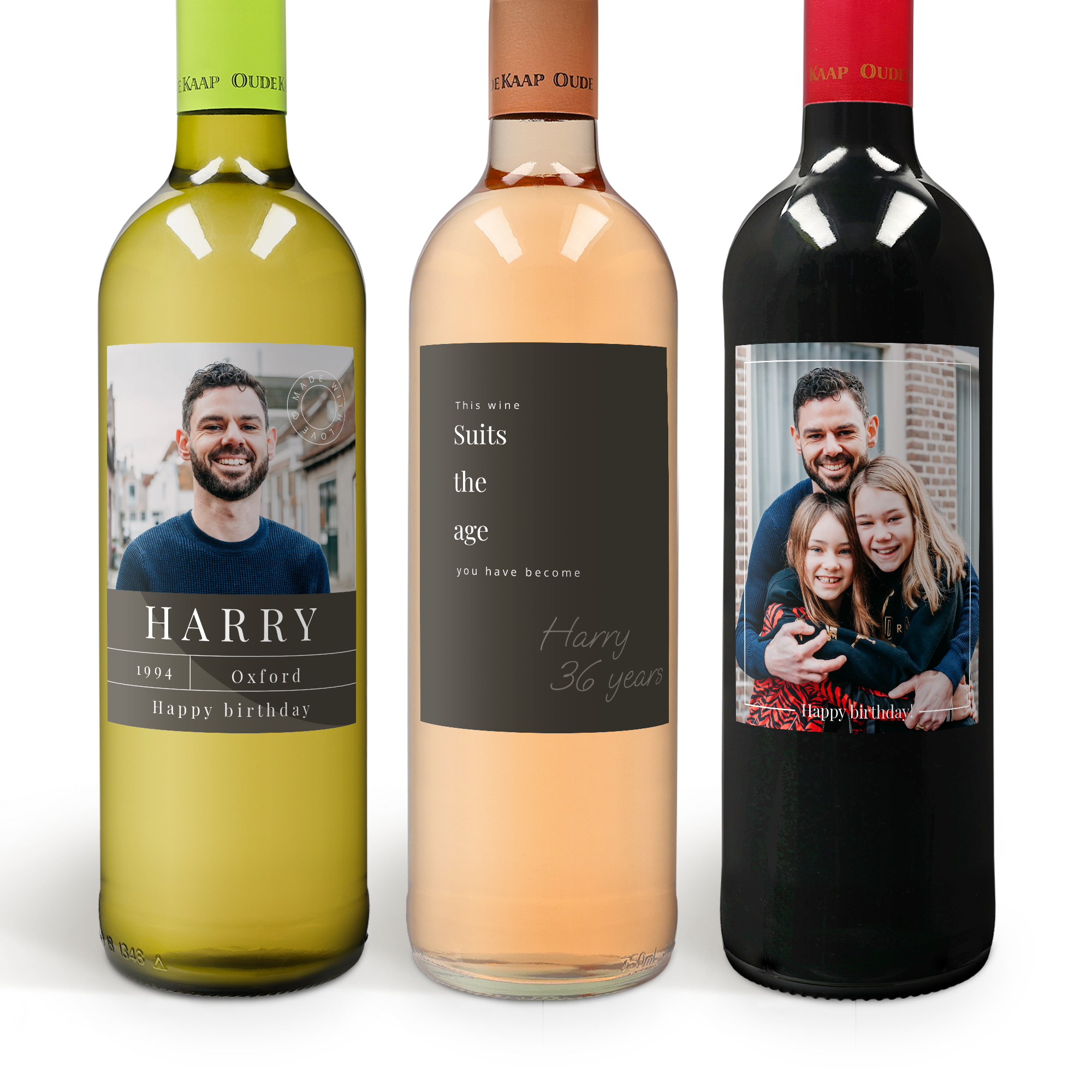 Trei sticle de vin Oude Kaap, alb, roze și roșu, cu etichete personalizate. Etichetele sunt imprimate cu fotografii și texte precum Harry, 36 ani, sau La mulți ani, pentru a surprinde pe cineva.