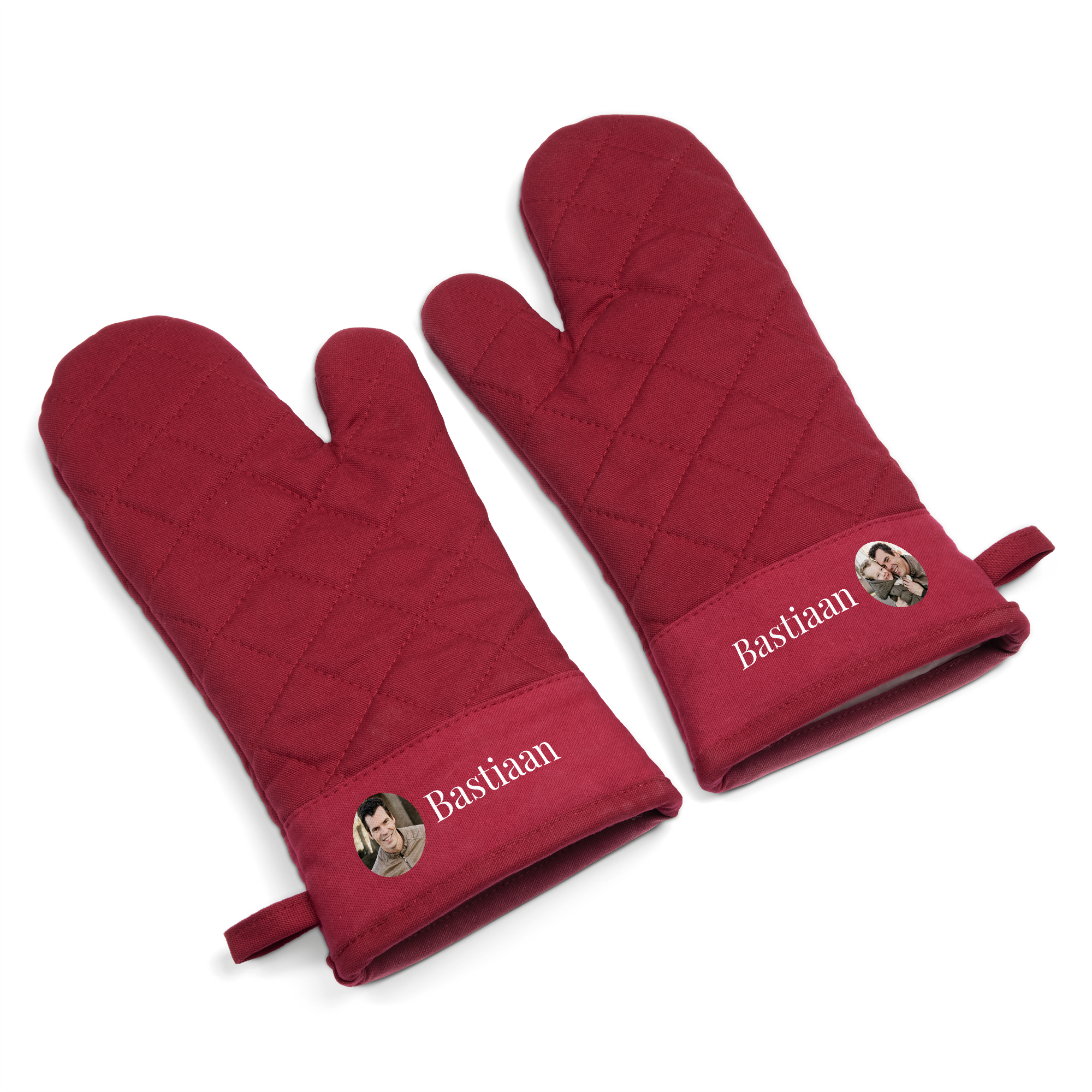 Rode gepersonaliseerde ovenhandschoenen bedrukt met de naam Bastiaan en een foto. Jij kookt de sterren van de hemel.