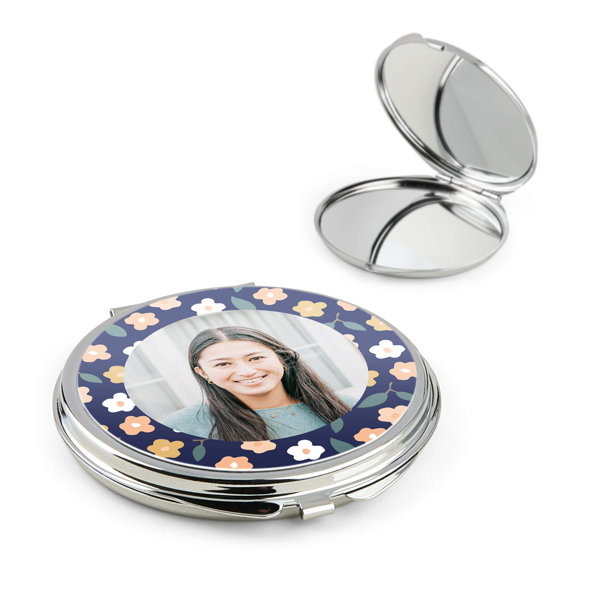 Individueller Taschenspiegel mit Foto einer lachenden Frau, der Deckel ist mit einem Blumenmuster bedruckt.