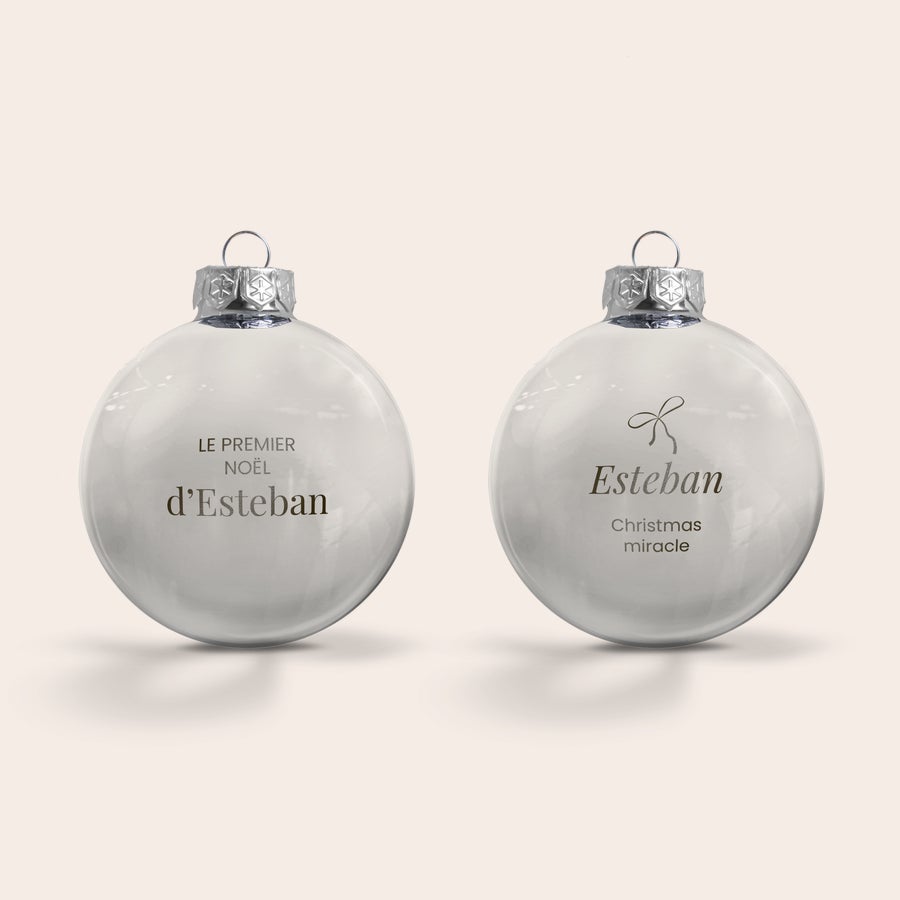Boule de Noël Personnalisée en Verre Deux boules de Noël en verre personnalisées et gravées. L'une avec le texte LE PREMIER NOËL D ESTEBAN, l'autre avec Esteban Christmas miracle