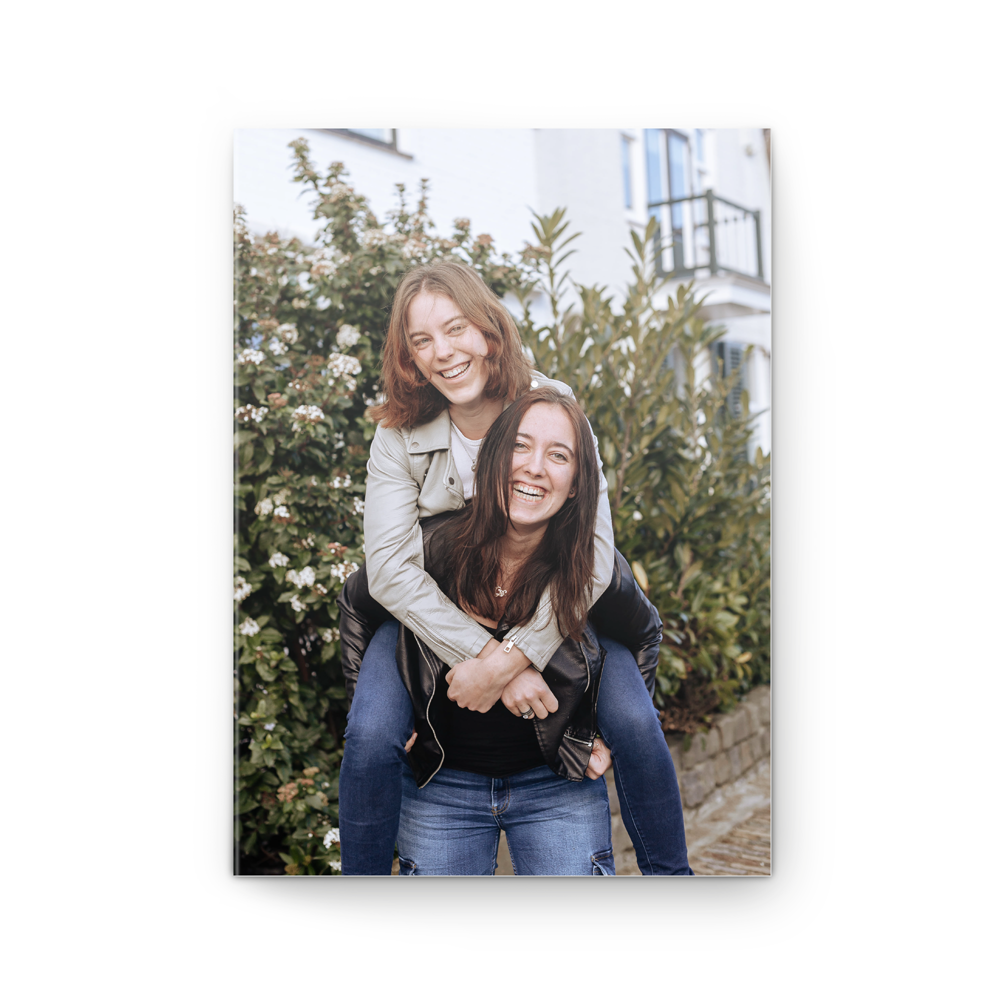 Tarjeta de felicitación personalizada con una foto impresa de dos amigas sonriendo. Es una tarjeta de felicitación personalizada para regalar en Navidad.