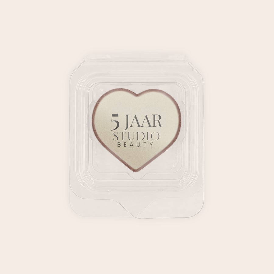 Chocolade traktatie met foto Hartvormige melkchocolaatjes met eetbare print 5 JAAR STUDIO BEAUTY in blisterverpakking