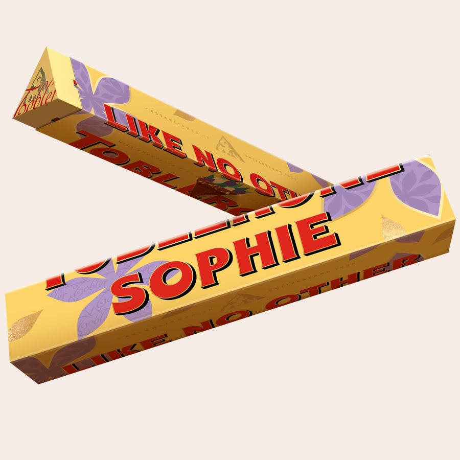 Toblerone-suklaa nimellä - Äitienpäivä Yllätä äitisi henkilökohtaisella Toblerone-suklaalevyllä, jossa on painettu nimi Sophie ja violetit kukkakuviot.