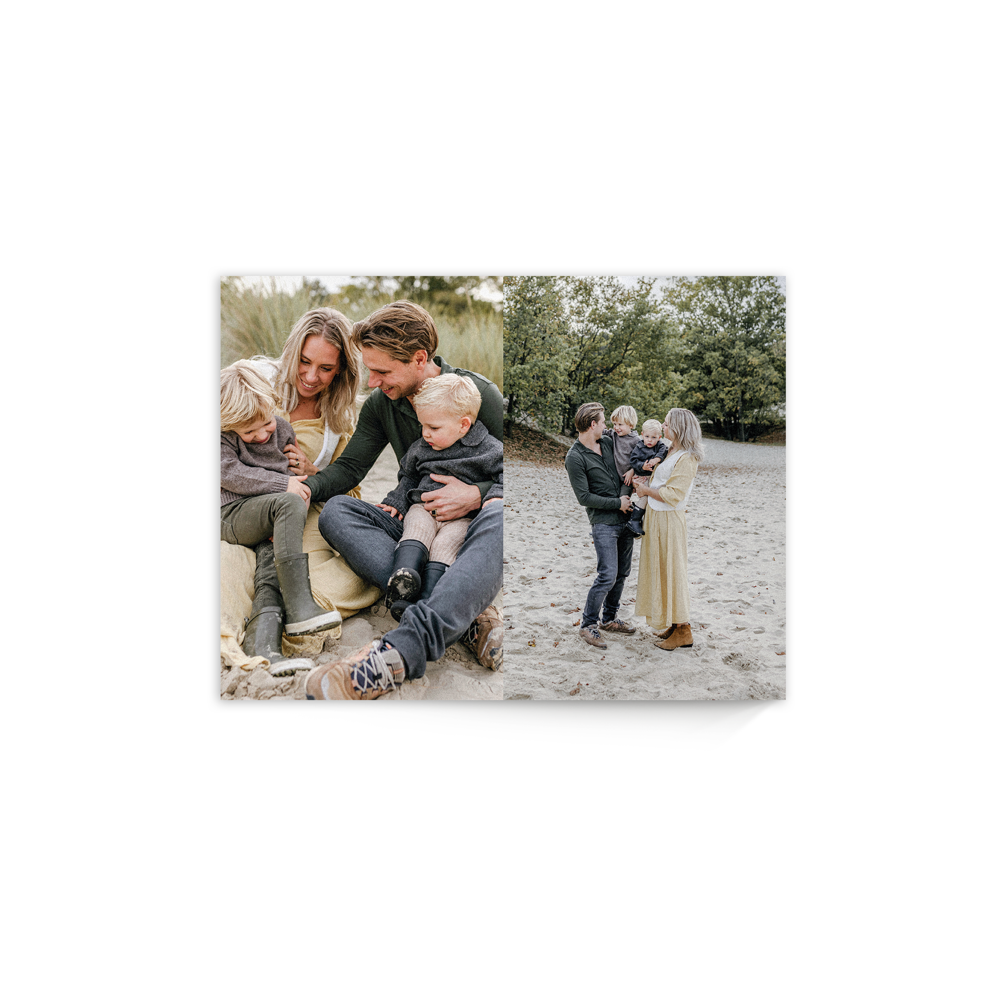 Bilde på tre med et fargeprintet familiebilde, der et par holder sine to barn på stranden