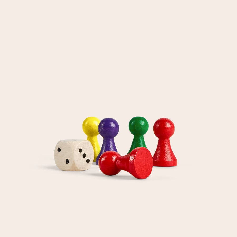 Gioco da tavolo per famiglie personalizzato Dado bianco e pedine colorate di giallo viola verde e rosso per gioco da tavolo per famiglie con foto e testo