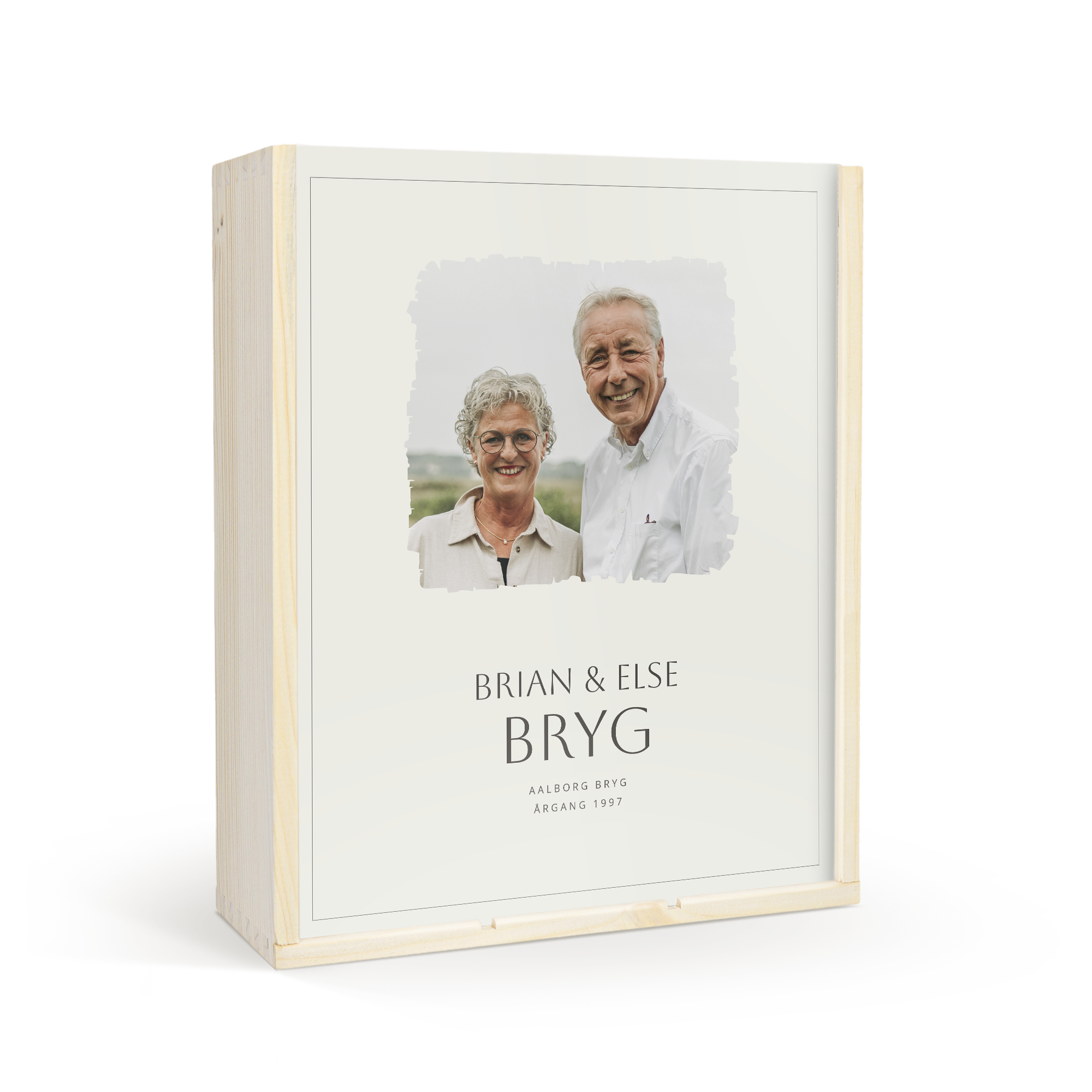 Personlig vin trækasse med billede og teksten Brian & Else BRYG Aalborg Bryg årgang 1997