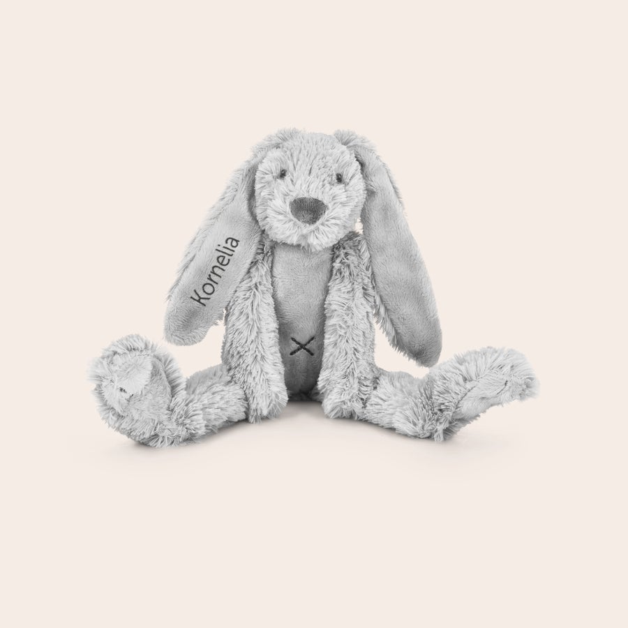 Rabbit Richie Bamse med navn - Kanin Blød grå kanin bamse med navnet Kornelia broderet på det venstre øre, en sød personlig kanin bamse med navn.