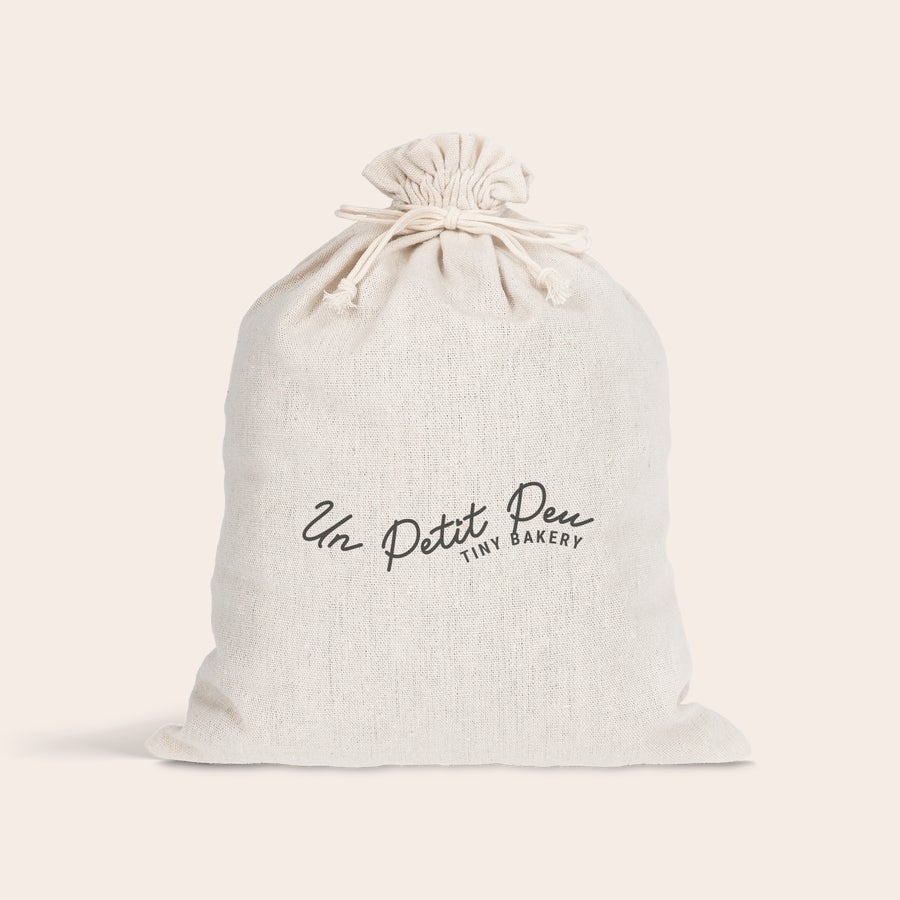 Geschenkbeutel Personalisierten Geschenkbeutel aus Baumwolle mit Kordelzug, bedruckt mit dem Text "Un Petit Peu Tiny Bakery".