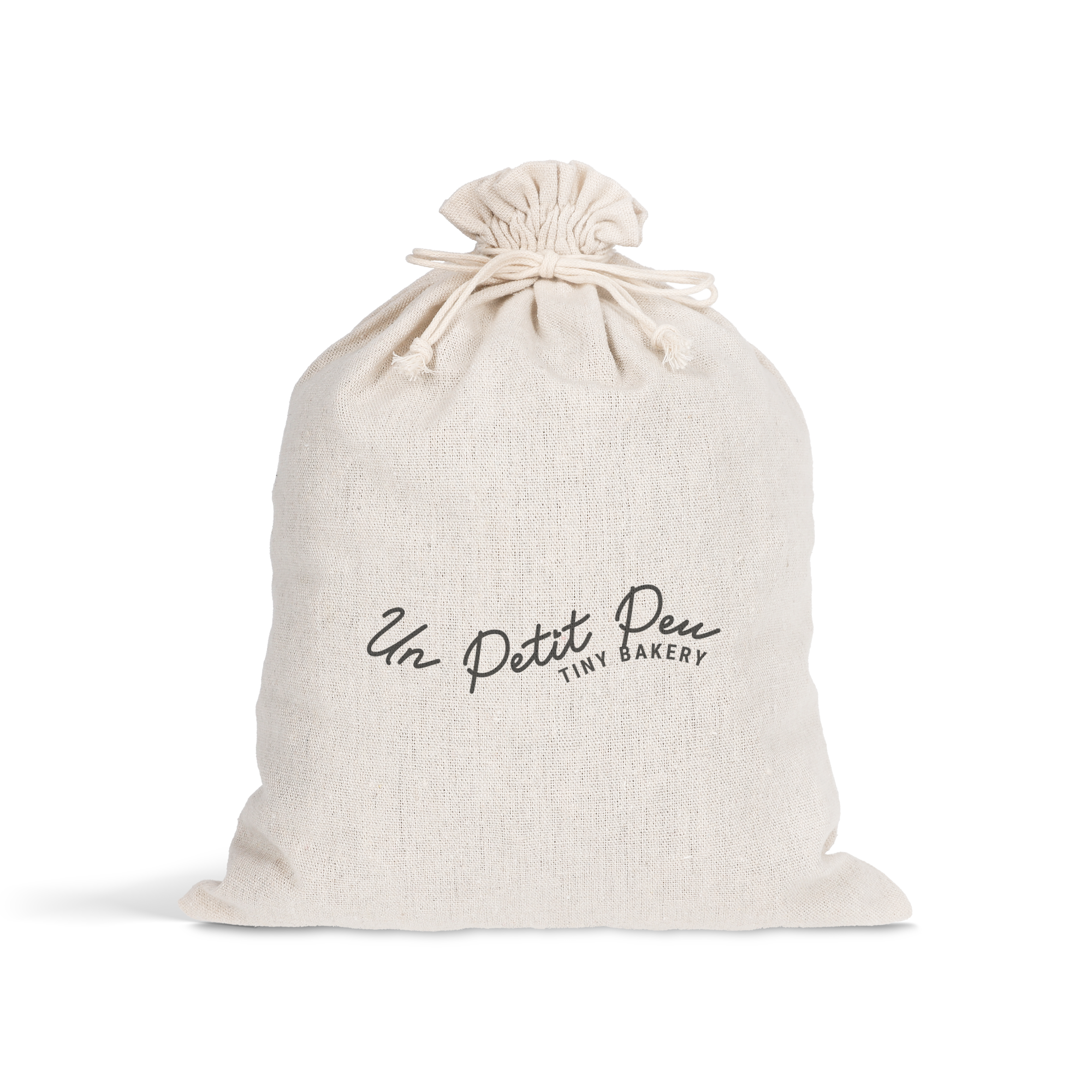 Personlig gavepose i stof med sort "Un Petit Peu Tiny Bakery" print, lukket med snøre.