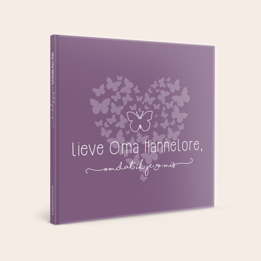 Boek "Lieve Oma, omdat ik je zo mis" met naam Gepersonaliseerd boek - Lieve Oma, omdat ik je zo mis - Hardcover, met custom naam en tekst op de paarse kaft, versierd met vlinders.