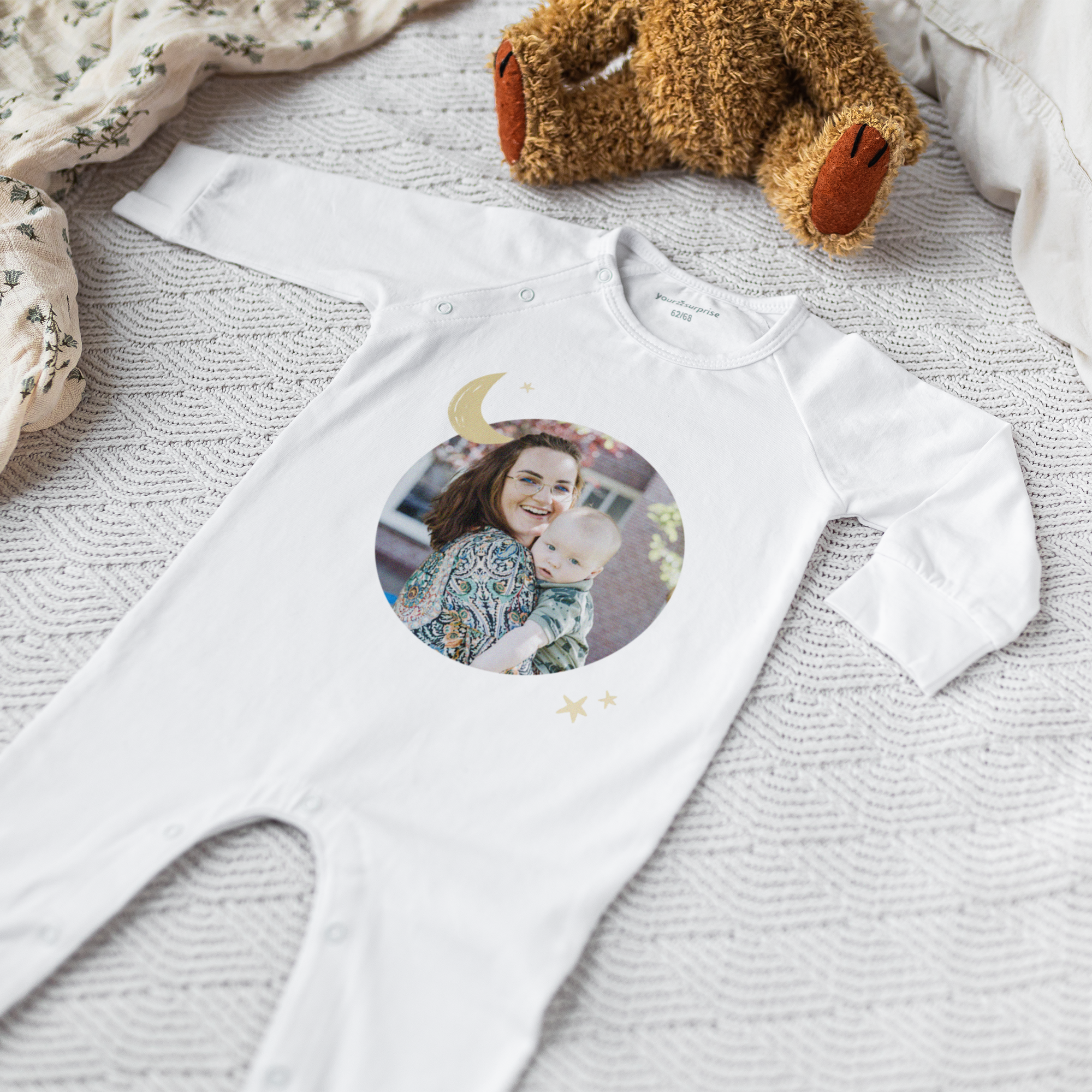 Babygrow branco personalizado com foto impressa de mãe e bebé, decorado com uma lua e estrelas.