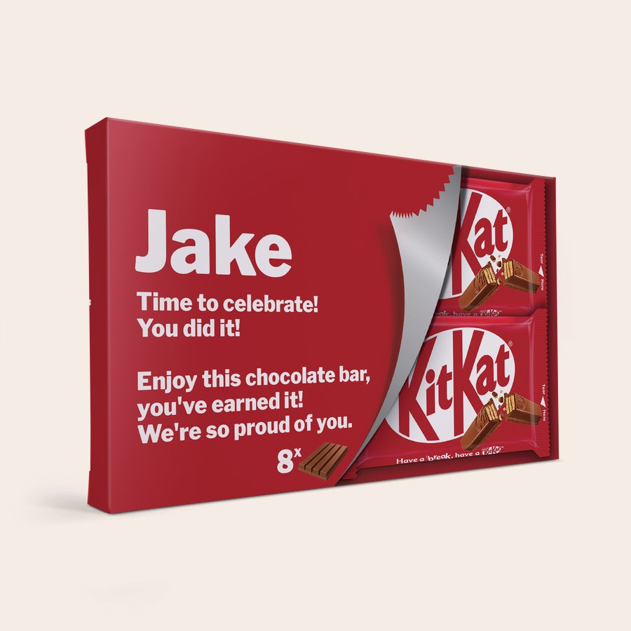 Confezione regalo personalizzata con barrette KitKat Confezione regalo di barrette KitKat rossa personalizzata con il nome Jake e il testo "Time to celebrate! You did it! Enjoy this chocolate bar, you've earned it! We're so proud of you"