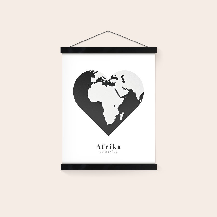Póster personalizado con colgador Póster personalizado con mapa de África en forma de corazón y texto "Afrika" impreso, colgado de un práctico colgador magnético.
