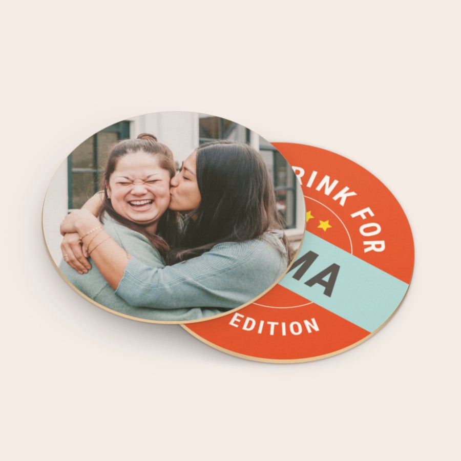 Personalizované pivní tácky Sada personalizovaných pivních tácků s fotografií a nápisem Drink for Mama Edition