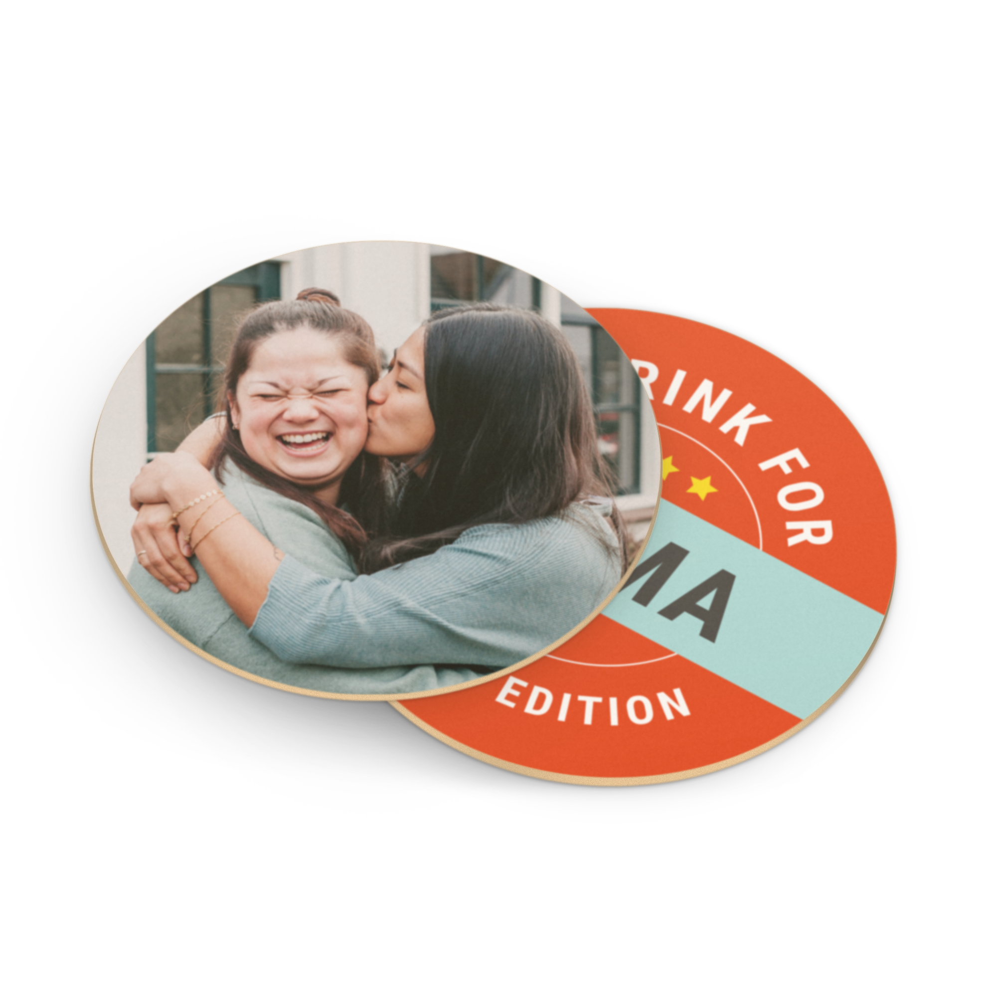 Des sous-verres à bière personnalisés avec photo imprimée de deux femmes et le texte Drink for Mama Edition