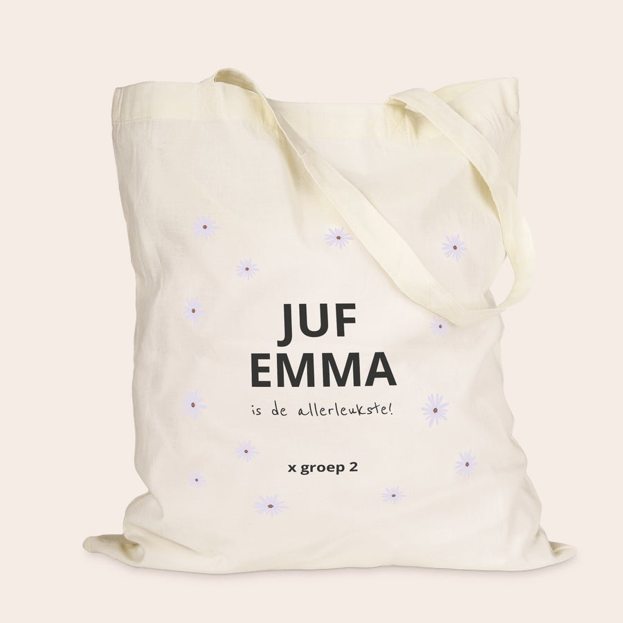Tote bag bedrukken Crèmekleurige linnen tas, bedrukt met paarse bloemen en de tekst "JUF EMMA is de allerleukste! x groep 2".