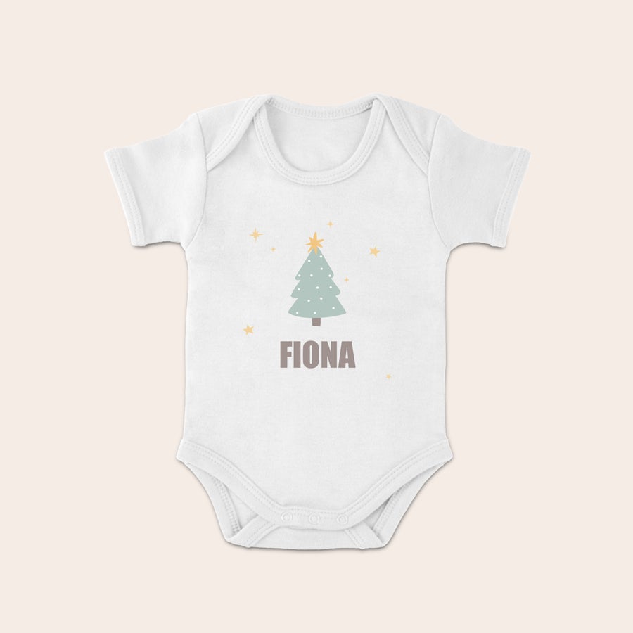 Weihnachtsbody Baby Weißer Baby Body mit Weihnachtsbaum und dem gedruckten Namen FIONA, umgeben von kleinen Sternen