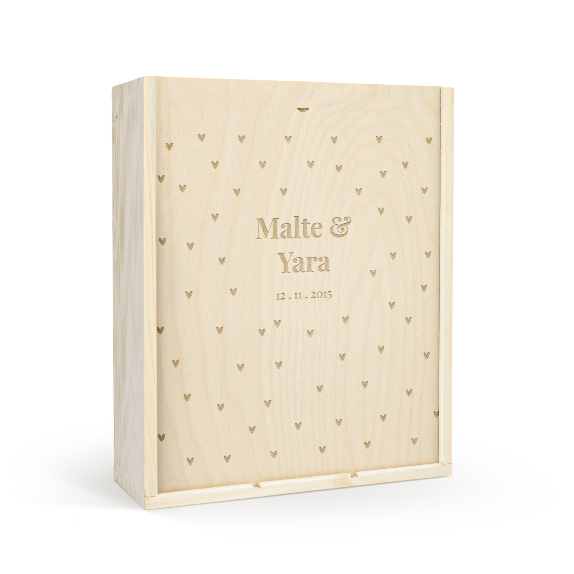 Wein Geschenkset Oude Kaap in einer Holzkiste mit gravierten Herzen und den Namen Malte & Yara sowie dem Datum 12.11.2015.