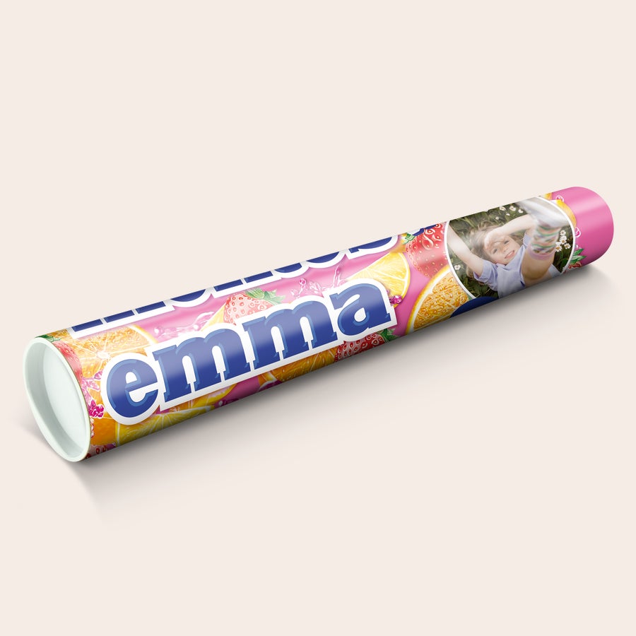 Mentos XXL - Personalisera Personlig Mentos XXL rulle med namnet Emma tryckt i blått, fruktmönster och ett foto av ett barn.