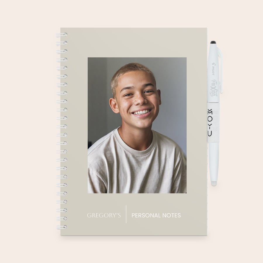 Caiet personalizat MOYU Erasable Caiet personalizat de șters MOYU, imprimat cu o fotografie a unui băiat și textul "Gregory's Personal Notes".