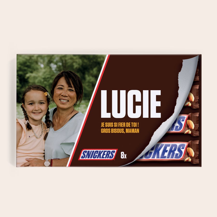 Coffret cadeau de barres chocolat personnalisées Coffret cadeau Snickers personnalisé avec photo et le prénom Lucie, message imprimé "Je suis si fier de toi ! Gros bisous, Maman"