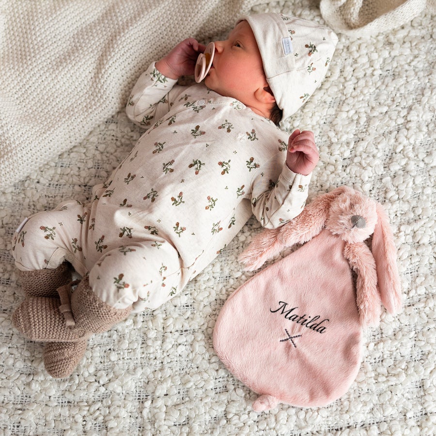 Coniglietto Peluche Tuttle Personalizzato Neonato che dorme con succhietto e accanto un coniglietto peluche Richie rosa, ricamato con il nome Matilde.
