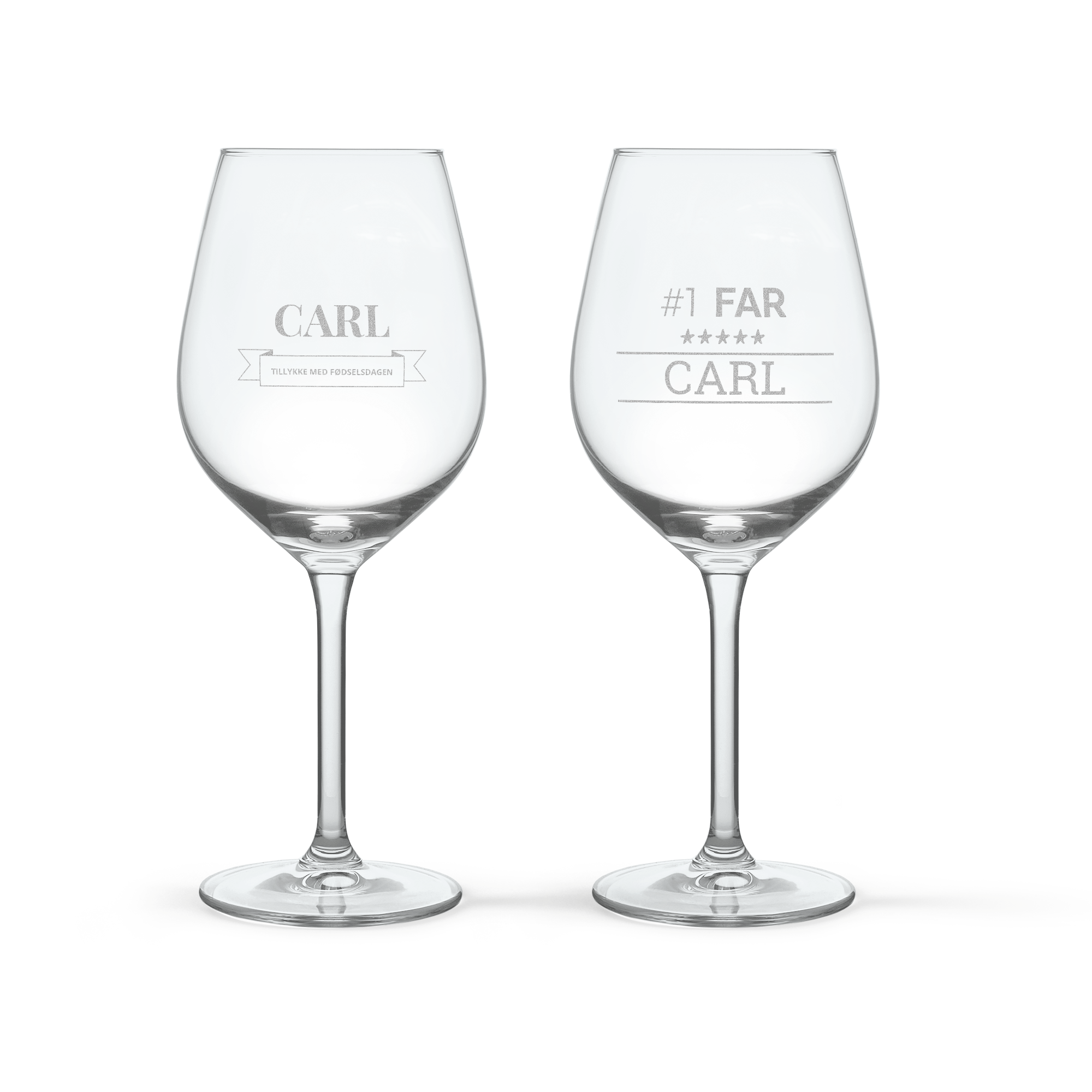 To indgraverede vinglas til en Maison de la Surprise Merlot vinpakke. Til venstre står TILLYKKE MED FØDSELSDAGEN og CARL. Til højre står #1 FAR og CARL, perfekt til en gave.