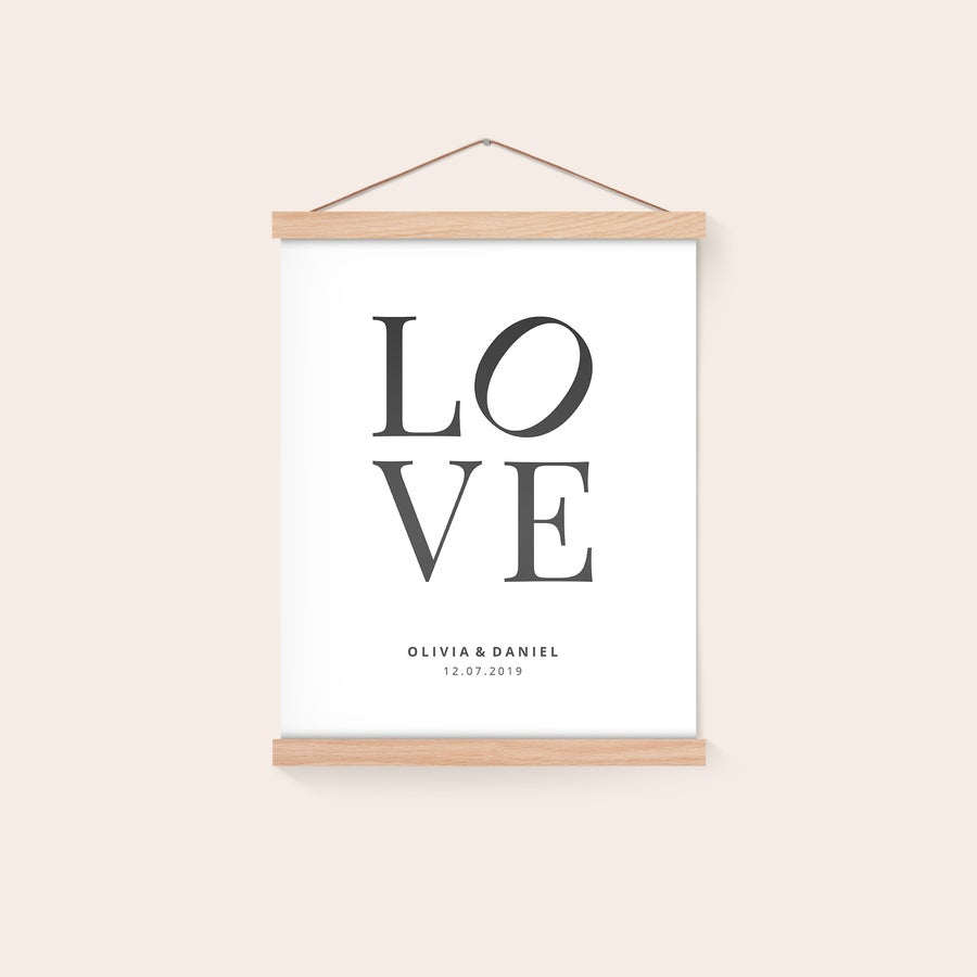 Personalizowany plakat z wieszaczkiem Plakat z napisem LOVE, spersonalizowany imionami Olivia & Daniel oraz datą 12.07.2019, z magnetycznym wieszaczkiem.