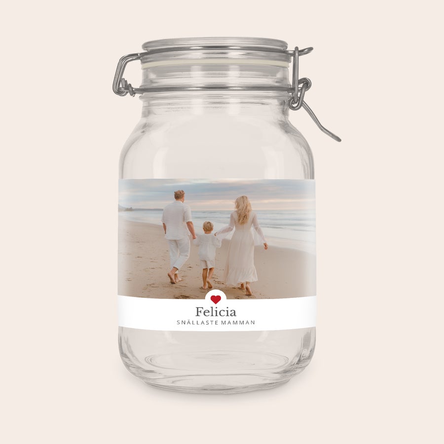 Glasburk med lock - personligt utformad Glasburk med lock, 2 liter, tryckt med ett familjefoto på stranden och namnet Felicia Snällaste Mamman. Denna personliga glasburk har ett tättslutande gångjärnslock.