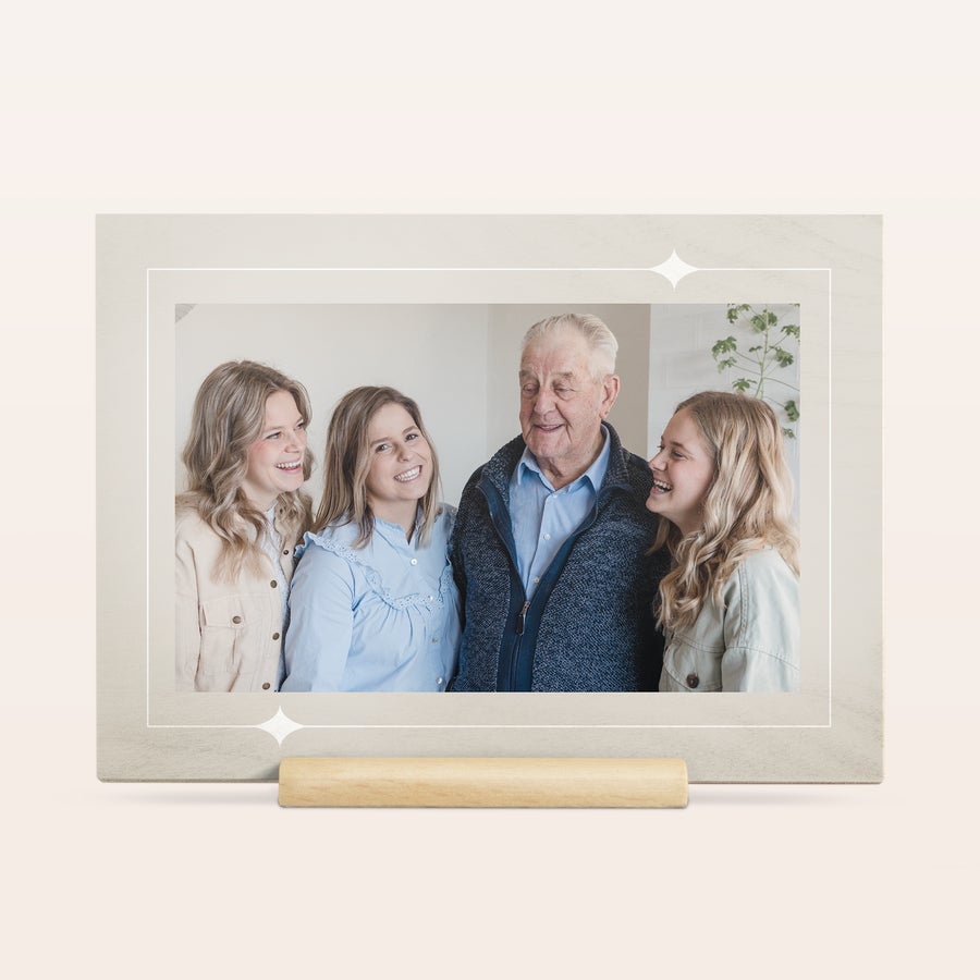 Cartoline di Natale con foto in legno Cartolina natalizia personale di legno stampata con foto di nonno e tre nipoti sorridenti