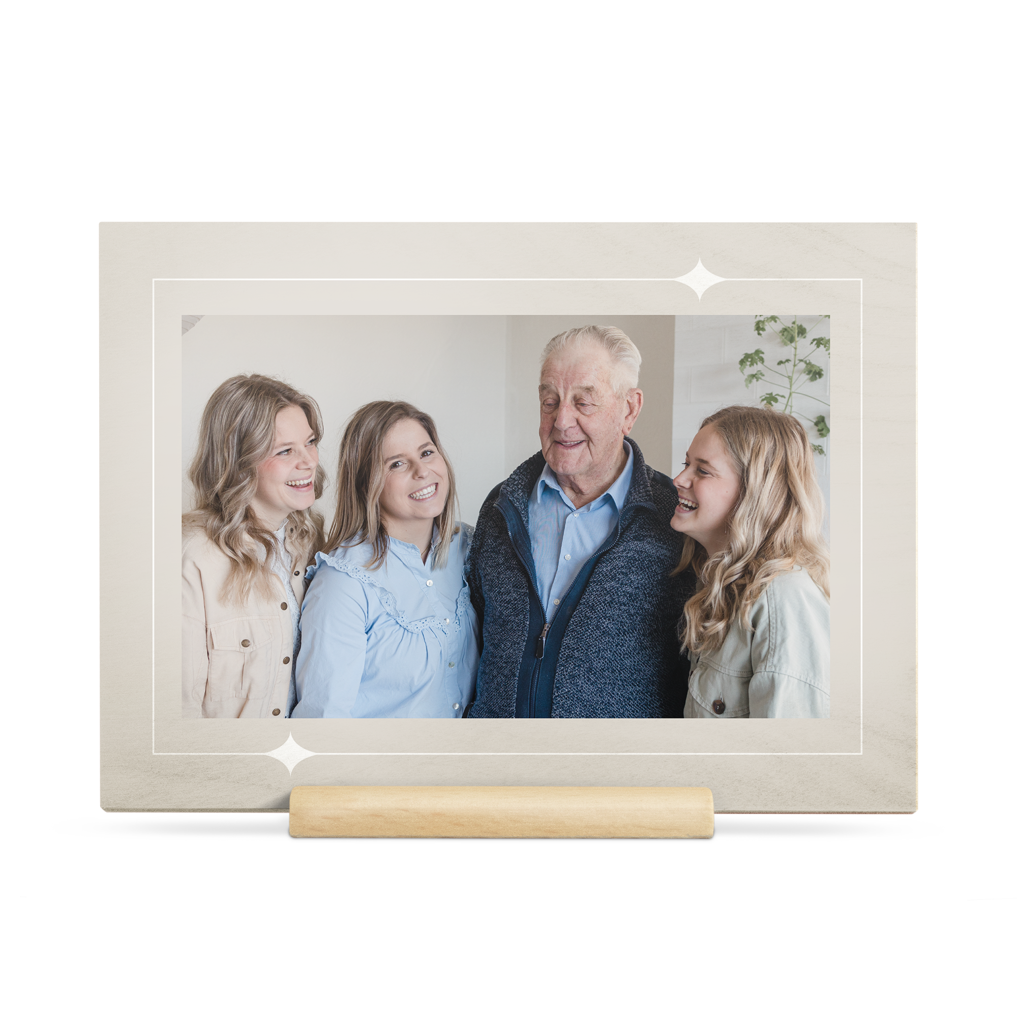 Persoonlijke kerstkaart van hout, bedrukt met een familiefoto en decoratieve sterren, inclusief houten standaard.