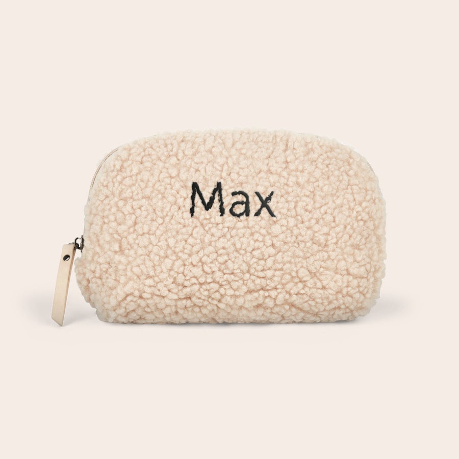 Blød makeup taske med navn - beige Beige plys makeup taske broderet med navnet Max, perfekt til at holde alting lige ved hånden