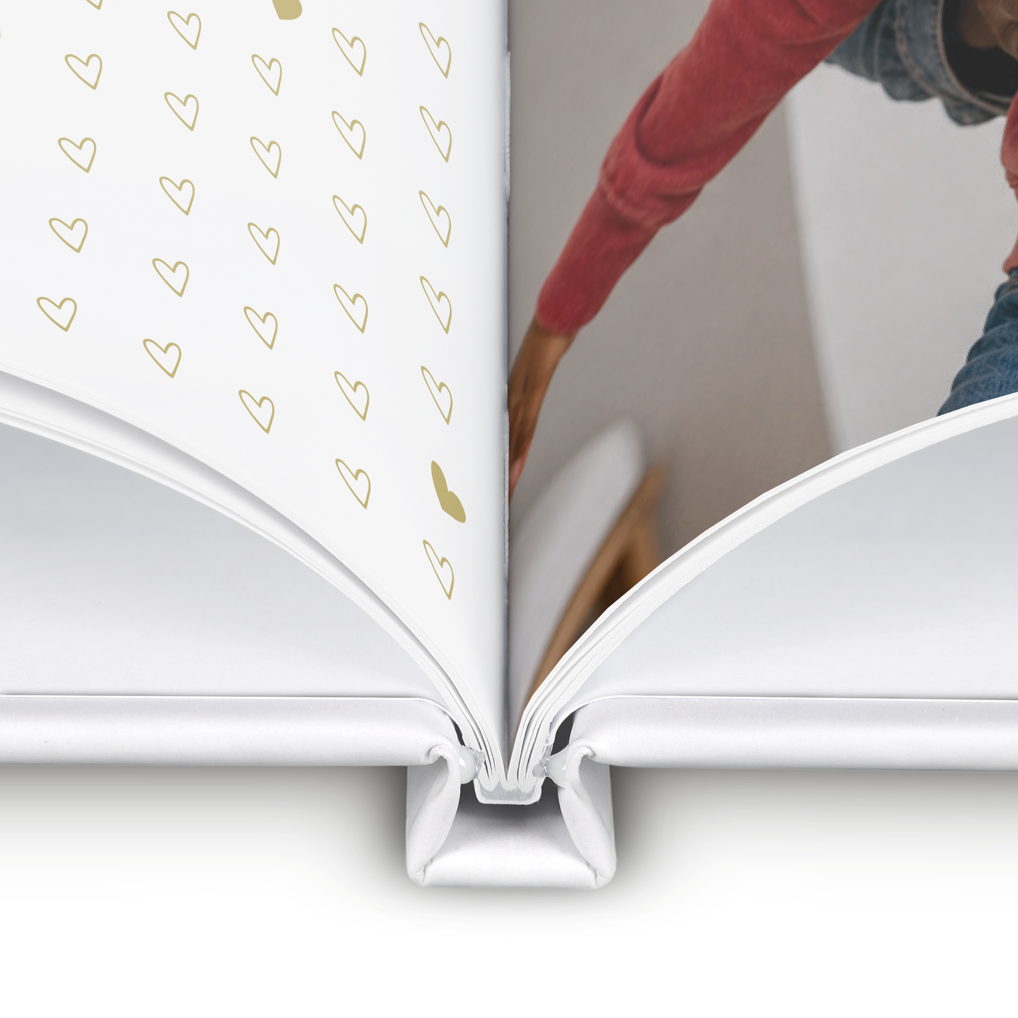 Álbum “Papá y yo” - XL - Tapa dura - a partir de 28 páginas abierto mostrando páginas personalizadas con un diseño de corazones dorados y una foto.