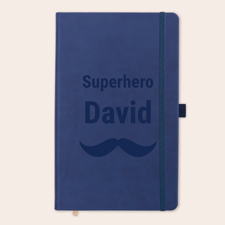 Den otců notebook Modrý notebook Den otců s knírkem, vyrytým textem "Superhero David" a gumičkou