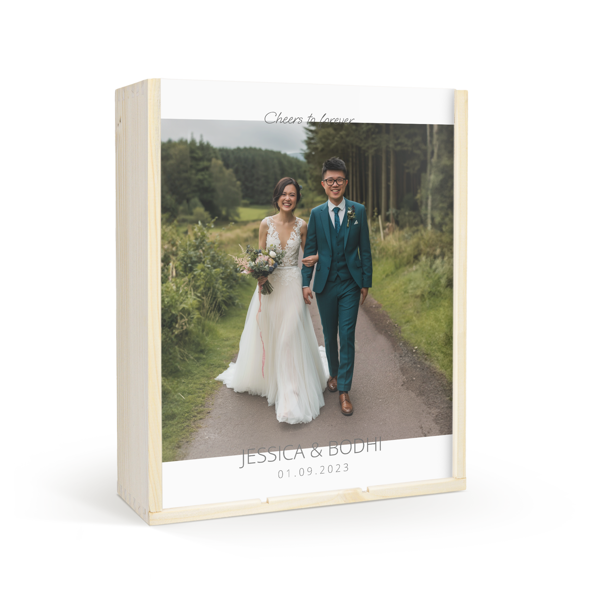 Pack de regalo de vino con tapa de madera impresa con foto de boda, nombres "Jessica & Bodhi" y fecha "01.09.2023"