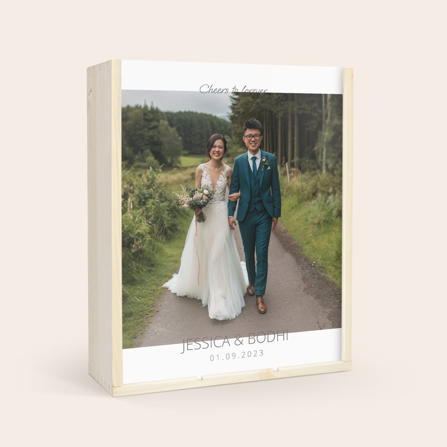 Maison de la Surprise Syrah Personalizzato Scatola di legno per set regalo di vino, con coperchio stampato con foto di matrimonio e testo "Jessica & Bodhi 01.09.2023"