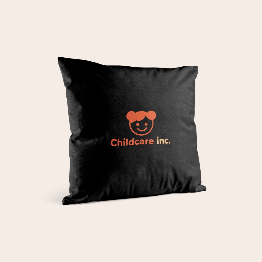 Almofadas impressas personalizadas Capa de almofada preta personalizada impressa com o logo laranja "Childcare inc." e um rosto feliz acima.