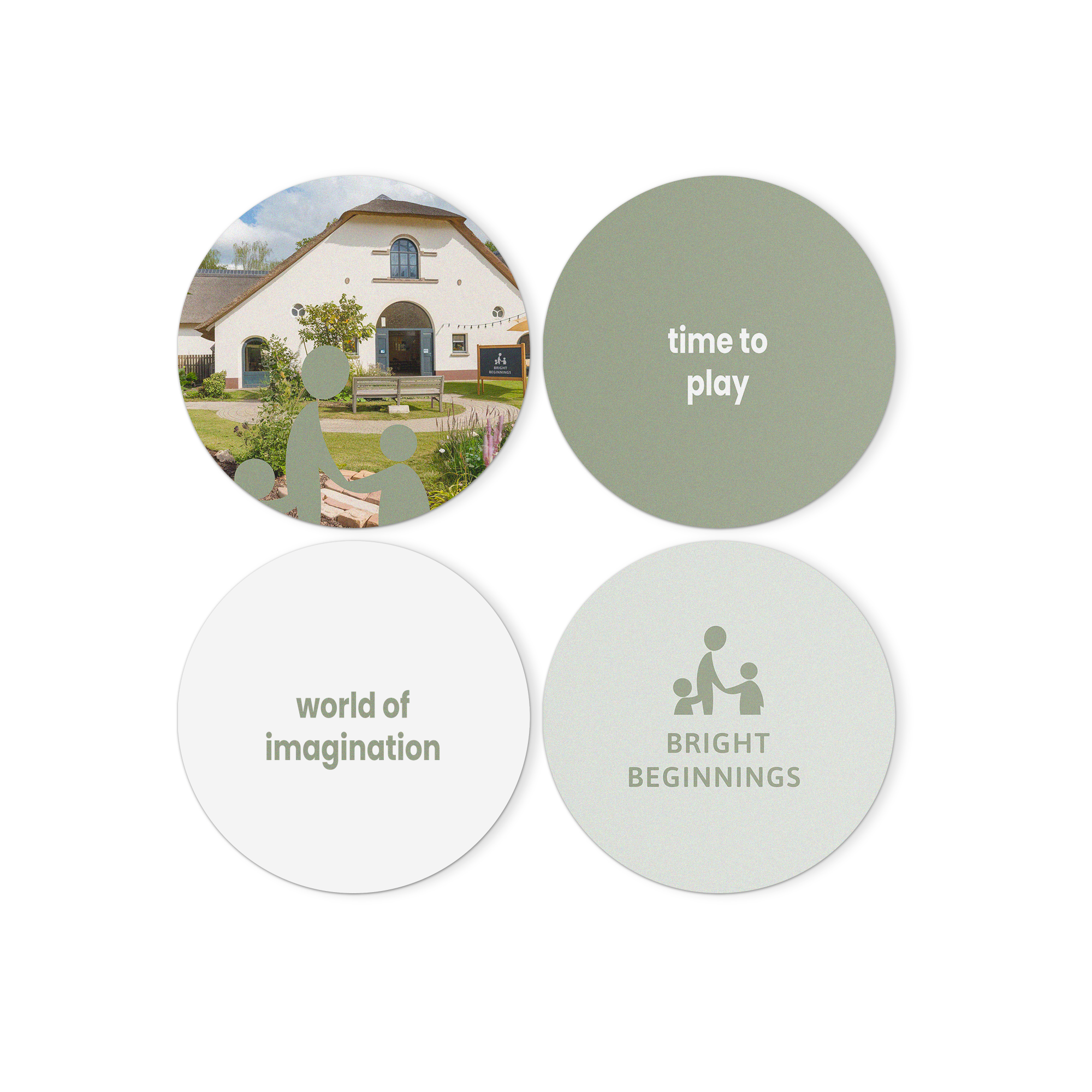 Négy darab, különböző képekkel és szövegekkel nyomtatott, kerek fa fali dekorációs panel